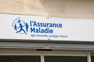 Logo de l'Assurance Maladie sur un bâtiment de la Caisse primaire d'Assurance Maladie