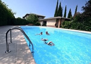 Plus qu'une nouvelle disposition législative, c’est l’appréciation de la loi par le juge qui pourrait garantir plus de sécurité aux propriétaires de piscines contre les squatteurs.