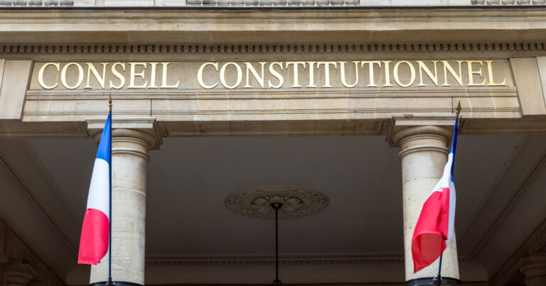 Le 7 août 2025, le Conseil constitutionnel a censuré une disposition législative visant à prolonger la rétention administrative des étrangers condamnés pour des infractions graves, comme le meurtre, le viol ou le trafic de drogue, jusqu’à 210 jours