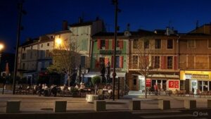 Dans la nuit du 20 au 21 août 2025, un mineur de 17 ans, sous le coup d’une interdiction de territoire dans le Vaucluse et censé être en détention provisoire, a été arrêté à Orange en pleine transaction de drogue