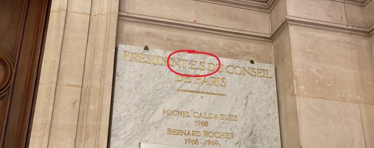 Des plaques commémoratives honorant les anciens présidents du Conseil de Paris et les conseillers à plus de 25 ans de mandat ont été ni plus, ni moins, sabotées entre 2017 et 2019 par l'écriture inclusive et ses fameux points médians: "conseiller.e.s", "président.e.s"