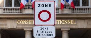 La loi de simplification de la vie économique s’est vue censurée de 25 articles, dont celui qui prévoyait d’abroger les zones à faibles émissions (ZFE), par le Conseil constitutionnel
